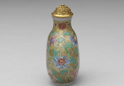 图片[3]-Glass-body painted enamel snuff bottle with a scrolling floral design on a gold background, Qianlong reign (1735-1796), Qing dynasty-China Archive